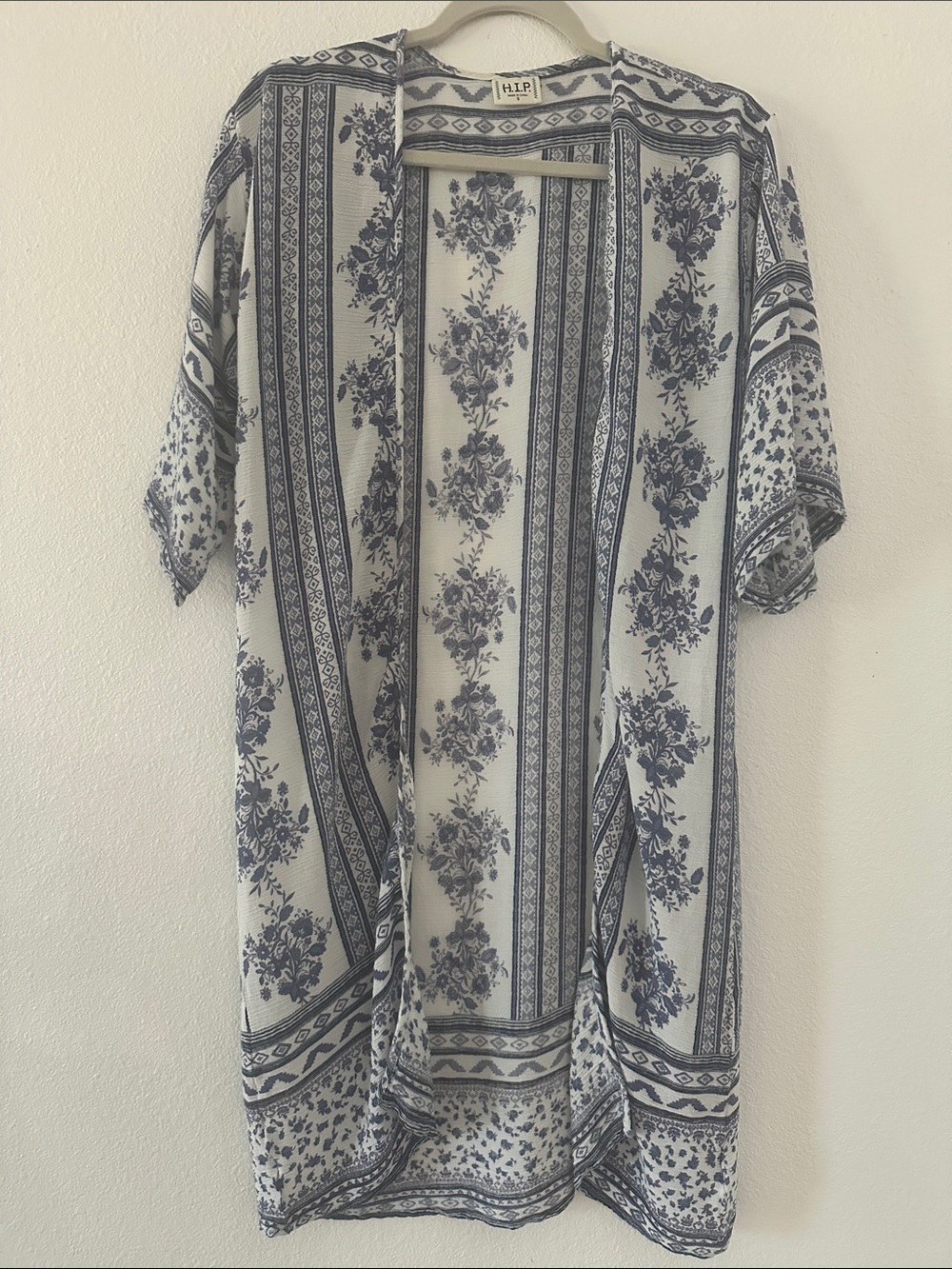 Lightweight H.I.P. Gauzey Floral Blue & White Kimono - size Small